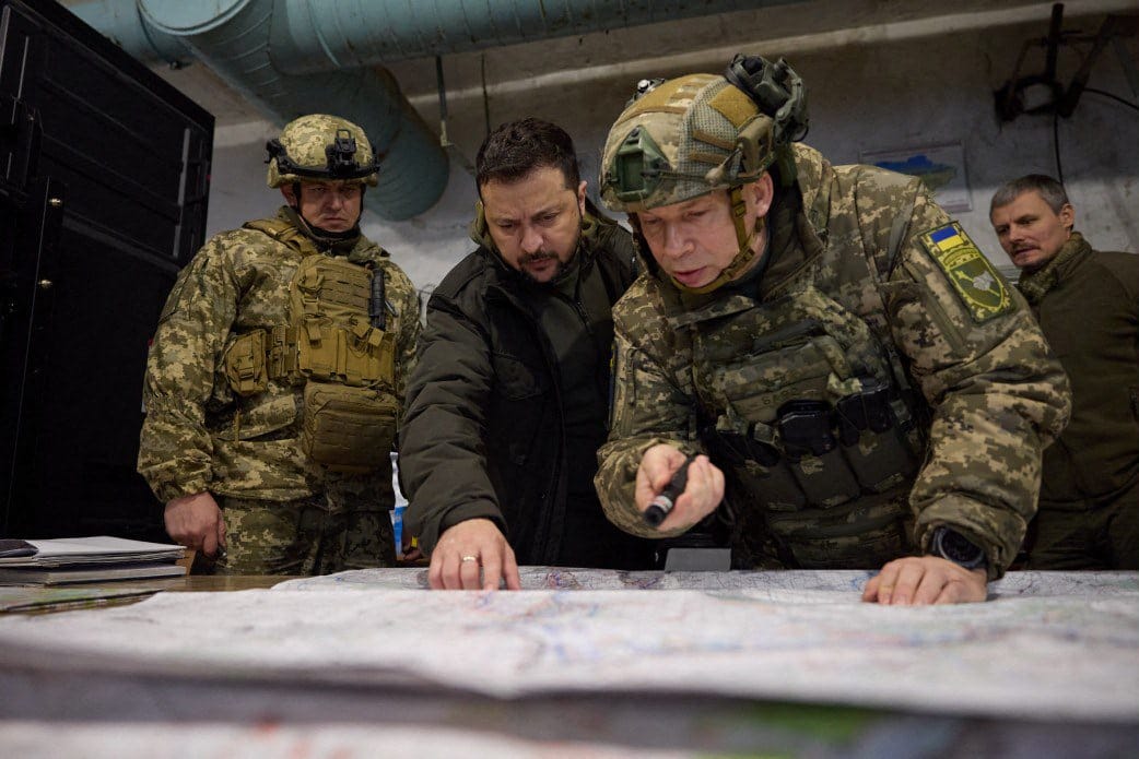 Pohjoiskorealaiset ovat kärsineet rajuja miestappioita, sanoo Ukrainan asevoimien komentaja Oleksandr Syrskyi (oik.). Arkistokuvassa hänen vierellään presidentti Volodymyr Zelenskyi. LEHTIKUVA/AFP/Ukrainan presidentinkanslia
