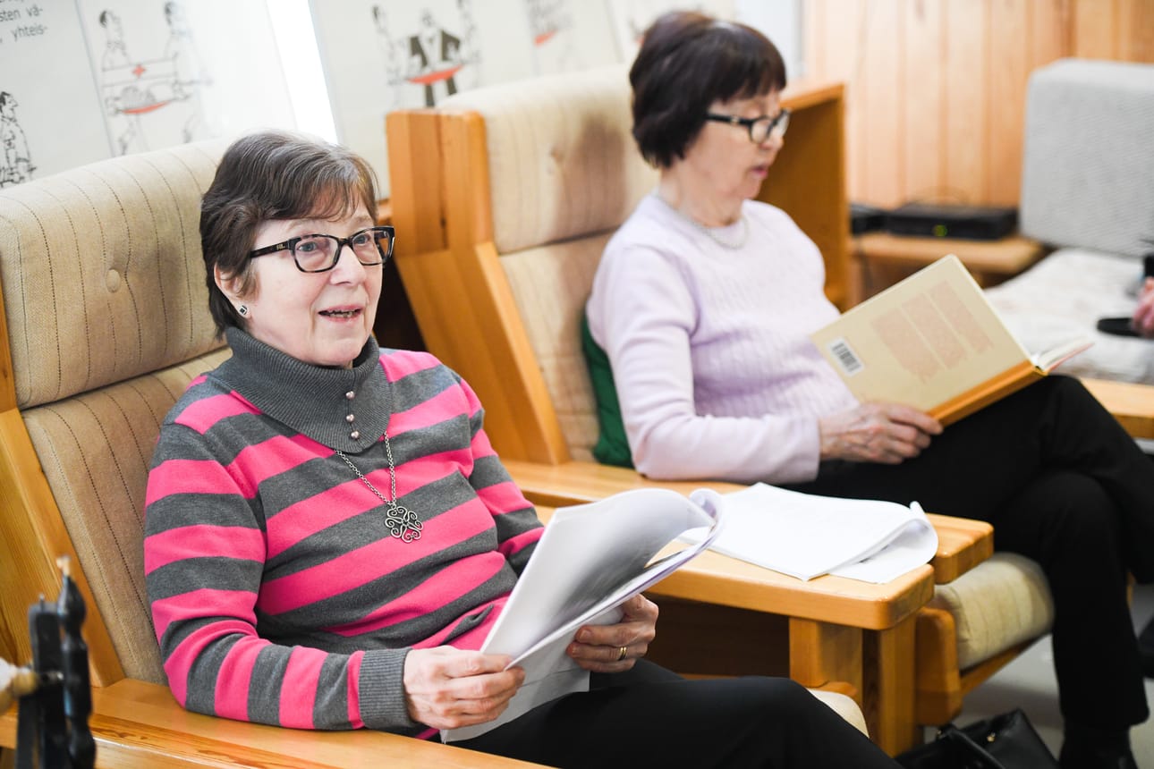 Ritva Määttä ja Irene Harjumaa laulattavat Koppelon muita naisia.