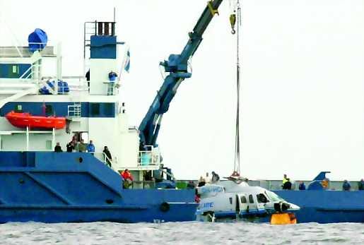 Tuhoutunut helikopteri saatiin lauantaiaamuna nostetuksi meren pohjasta