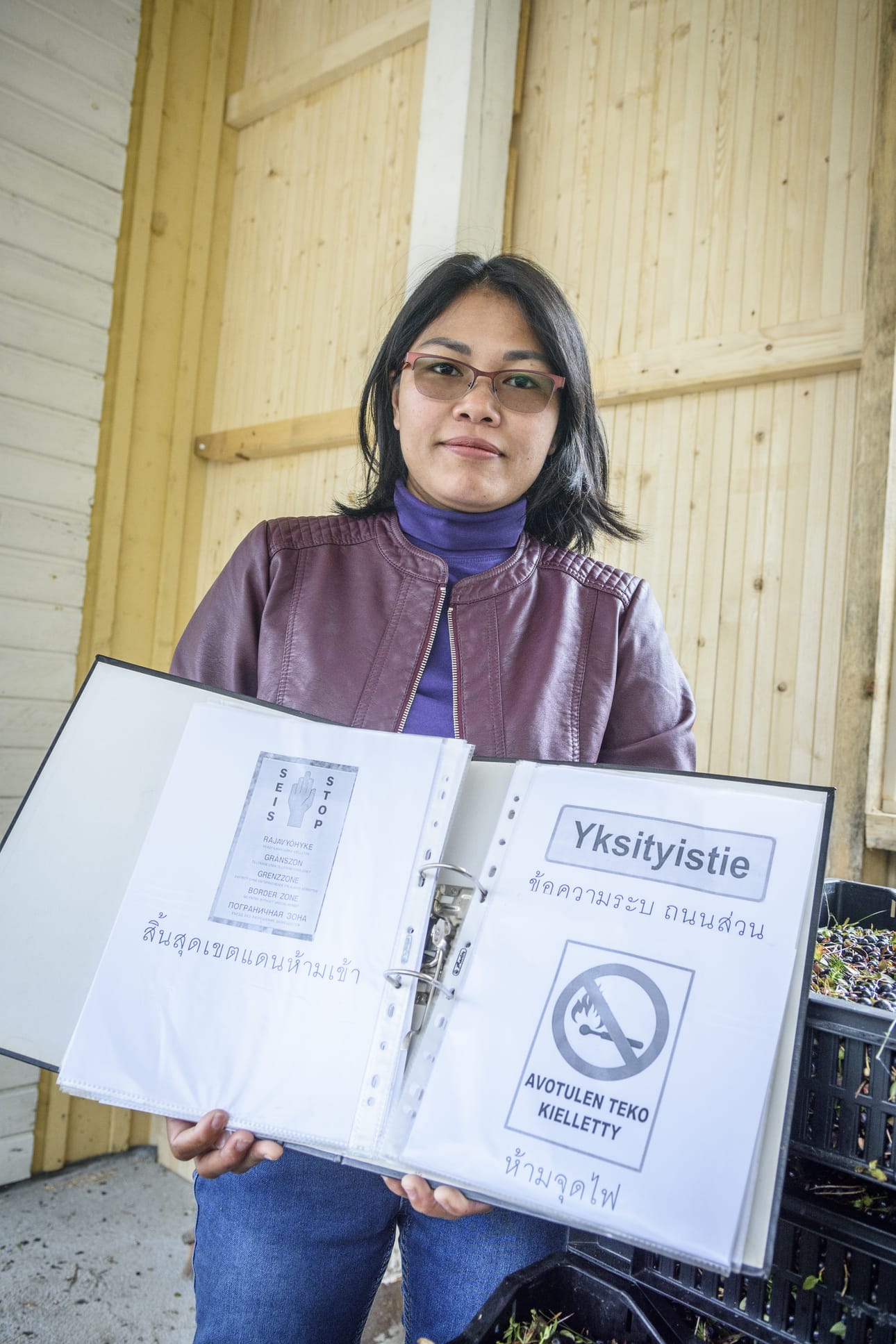 Treethipdina Kallioniemi on pitänyt selviytymiskansiota tärkeänä apuna poimijoille, sillä se sisältää yleisimmät tiemerkit ja varoituskyltit suomeksi ja thaiksi.