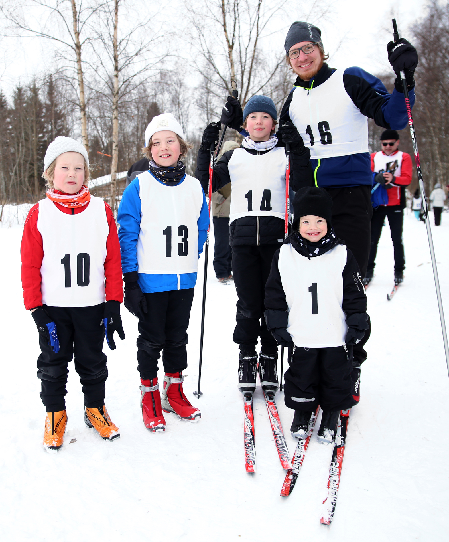 Kedonperän &rdquo;kansallisissa&rdquo; eivät pipot kiristäneet. Kuvassa hyväntuuliset puuhamiehet Reino Sevón (vasemmalla), Markku Ahola ja Tuomo Ahola. Tapahtuman tukikohtana toimi kyläyhdistyksen laavu.