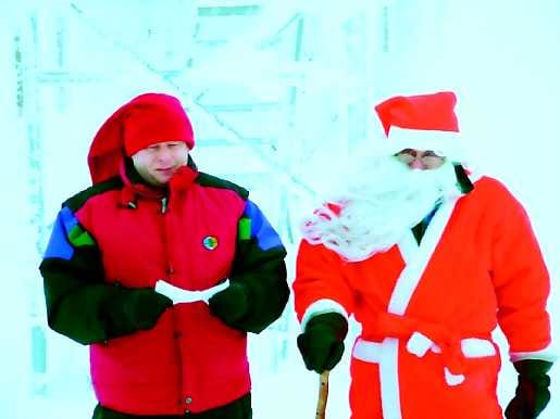 Ilmatieteen laitoksen meteorologi Jorma Koskela ja Joulupukki lupasivat koko maahan valkoisen pakkasjoulun.