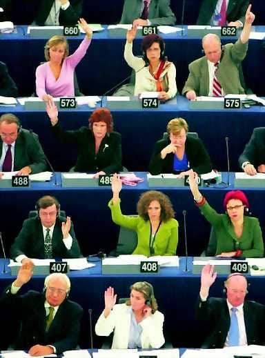 Kiihkeä istunto. Europarlamentti äänestystulos ei estä Turkin jäsenyysneuvotteluiden aloittamista.
