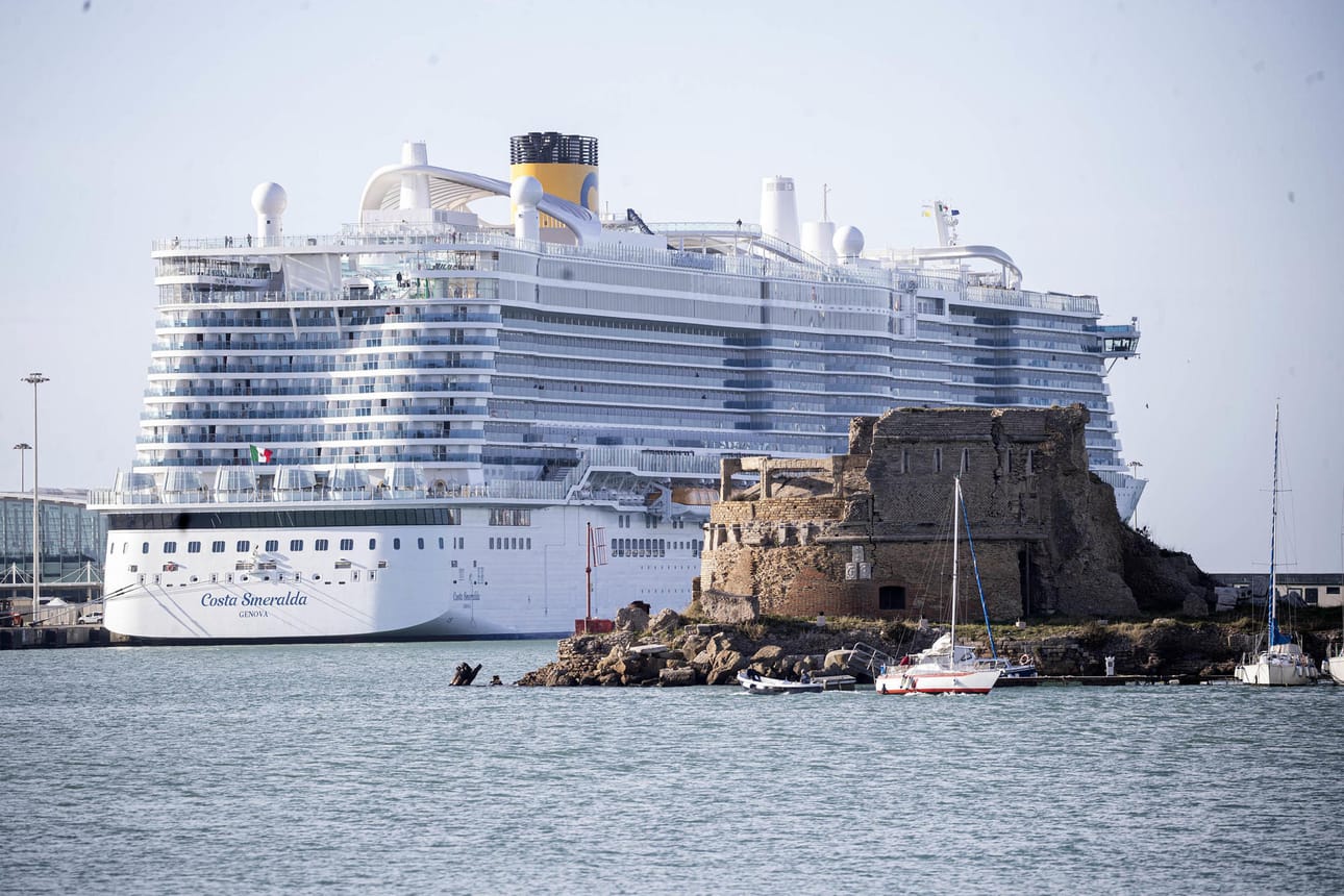 Costa Smeralda oli viime viikolla karanteenissa Rooman lähettyvillä Italissa, koska kahdella laivan matkustajista epäiltiin koronavirustartuntaa.