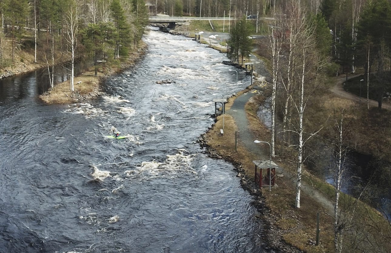 Taivalkoskelle koskimelojat hyödynsivät runsaan vedenvirtaaman.