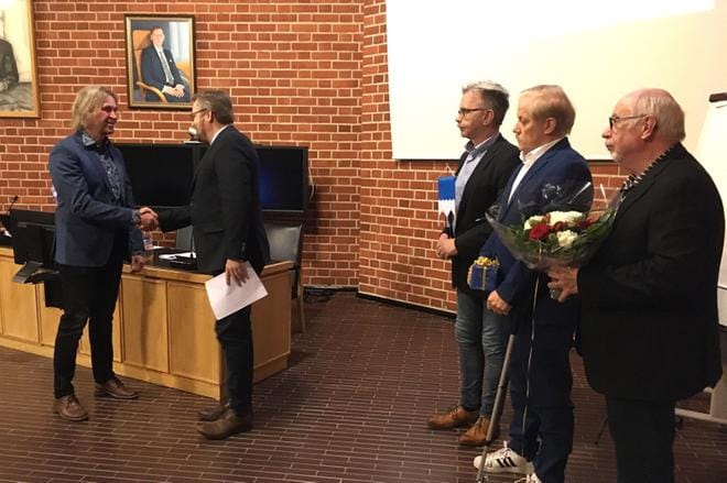 Pyöreitä täyttänyttä Juha Hauta-ahoa muistettiin kokouksen alussa valtuuston puheenjohtajan Antti Joensuun johdolla. KUVA: JOHANNA KATAJA