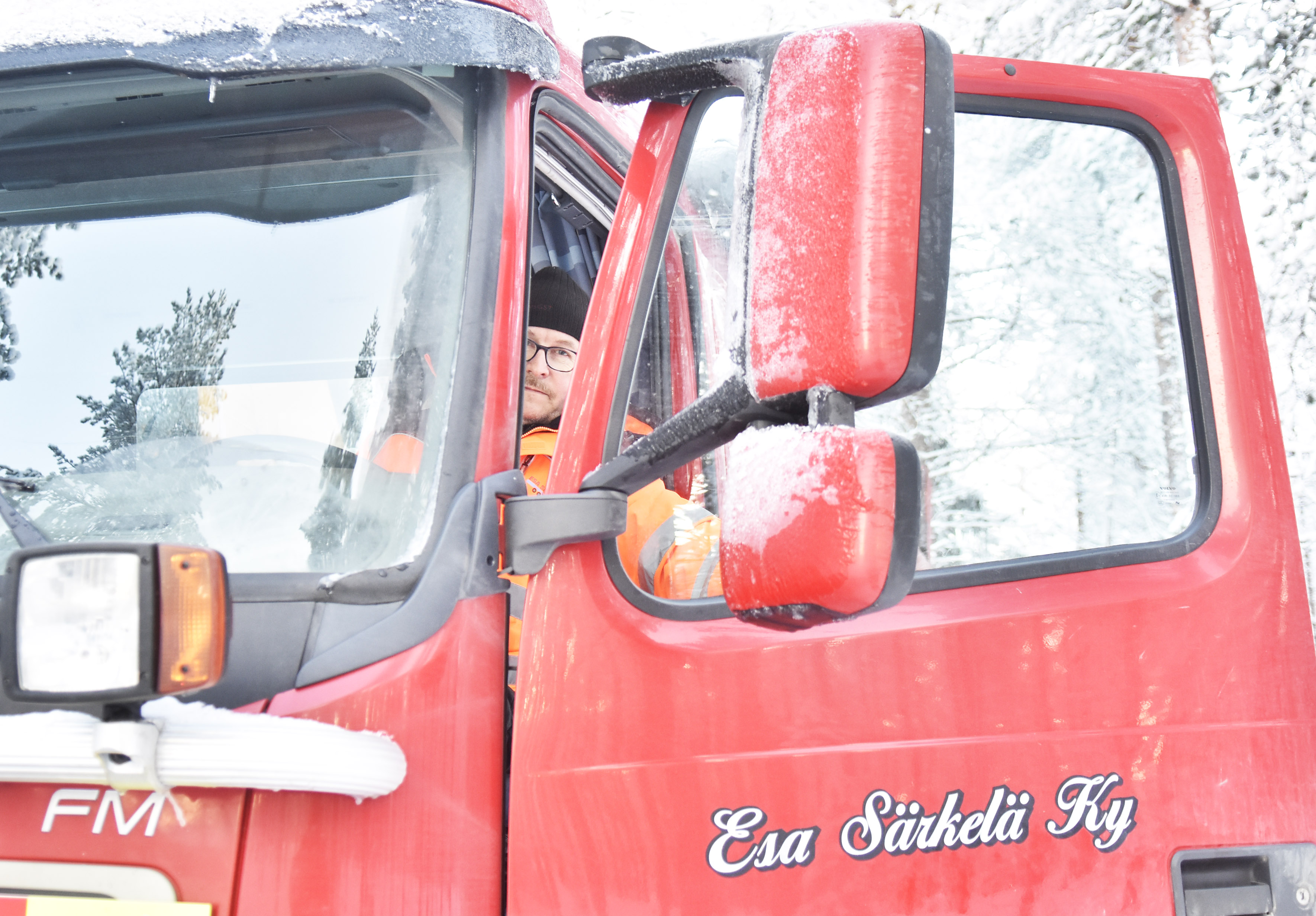 Vuoden yrittäjänä Taivalkoskella palkittu Esa Särkelä toimii kuorma-autoilijana, jäteyrittäjänä ja rakennustoiminnassa.