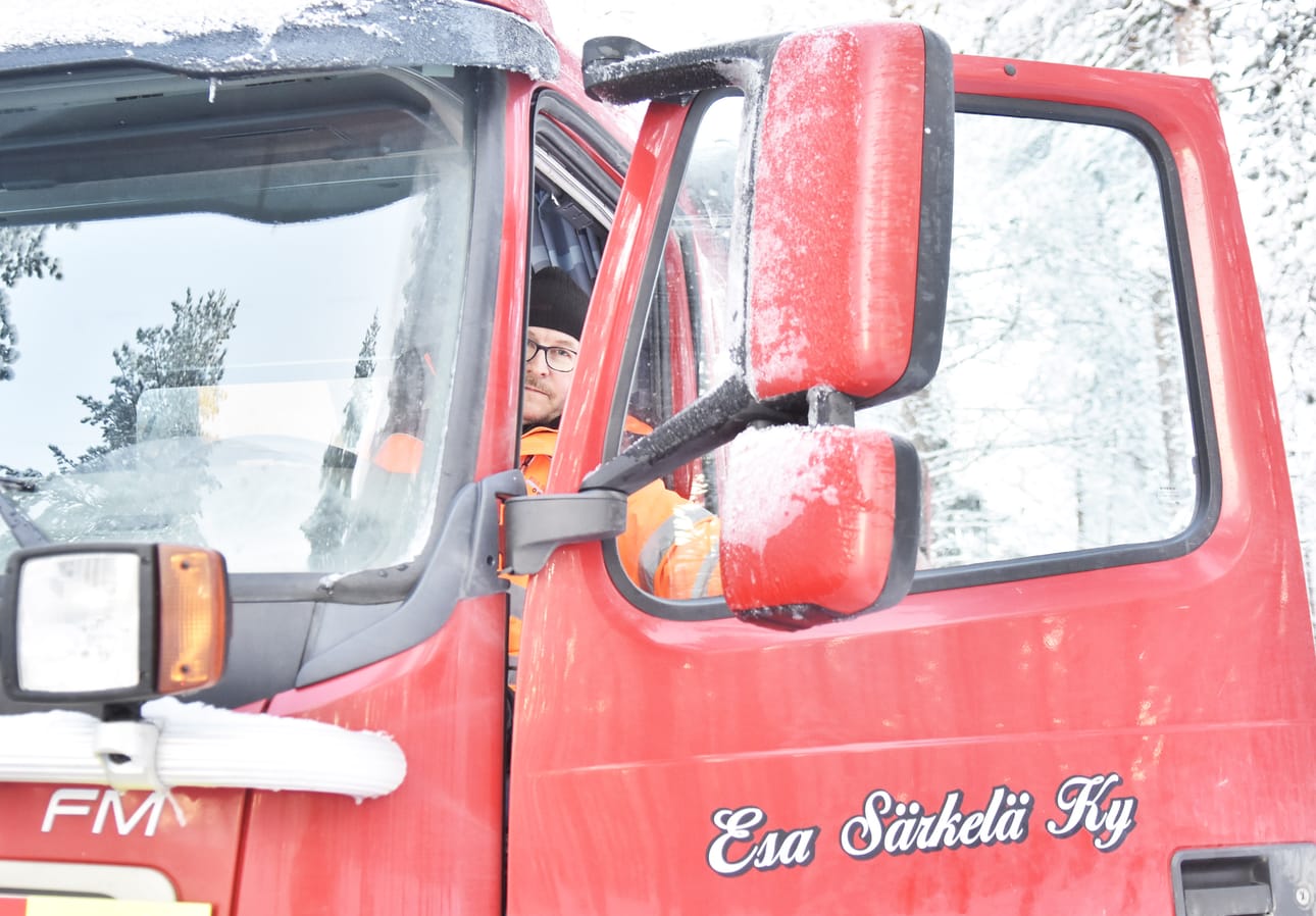 Vuoden yrittäjänä Taivalkoskella palkittu Esa Särkelä toimii kuorma-autoilijana, jäteyrittäjänä ja rakennustoiminnassa.