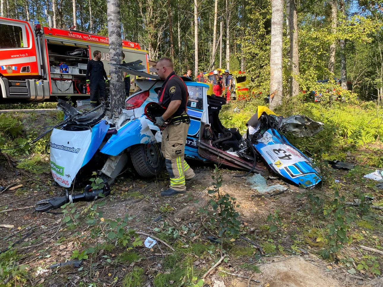 Rallisprinttikilpailussa Raaseporissa kuljettaja ja kartanlukija loukkaantuivat ulosajossa, ja heidät vietiin saamaan kiireellistä hoitoa sairaalaan. LEHTIKUVA / HANDOUT / PELASTUSLAITOS