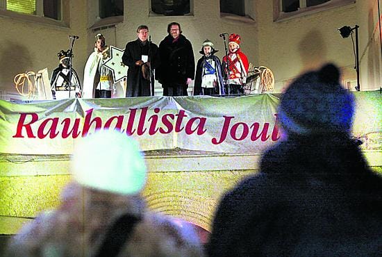Kuvamme on viime joulun ekumeenisesta siunaustilaisuudesta Rotuaarilta. Piispa Samuel Salmi (vas.) ja metropoliitta Panteleimon, tiernapojat taustalla.