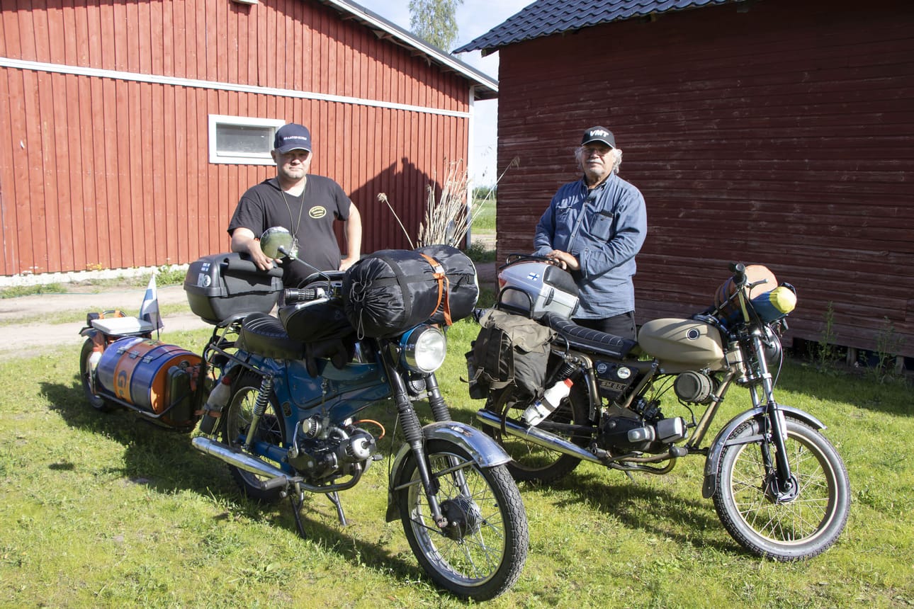 Harri Ollakka ja Jouni Vierimaa ovat innokkaita mopoharrastajia. Kaksikko matkustaa yhdessä tuhansia kilometrejä vuosittain. Moporeissut ovat elämyksiä, joihin mahtuu monenlaisia kohtaamisia.