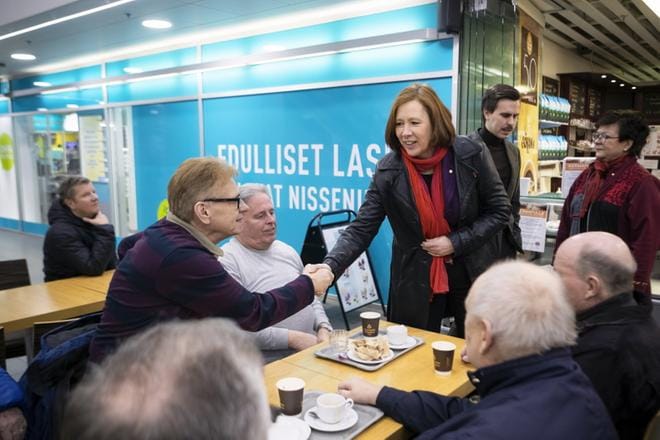 Kahvittelun ajankohta huomioiden tilaisuudessa oli pirteä ja positiivinen henki. Ministereille on tärkeää kiertää maata ja tavata niin kannattajia kuin kiinnostuneitakin. Kuntaministeri Sirpa Paatero puhui Vaasassa myös valtiovarainministeriön aluetilaisuudessa. KUVAT: JARNO PELLINEN