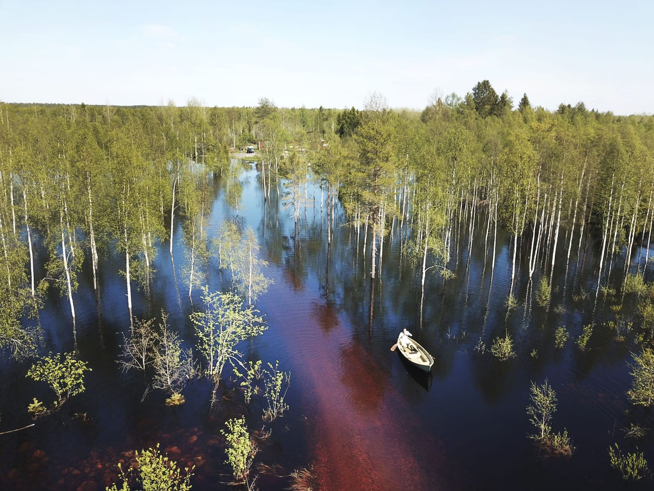 Samuli Leppäsen kotitien päällä on reilu puoli metriä vettä. Perhe kulkeekin nyt kuukauden päivät veneellä.