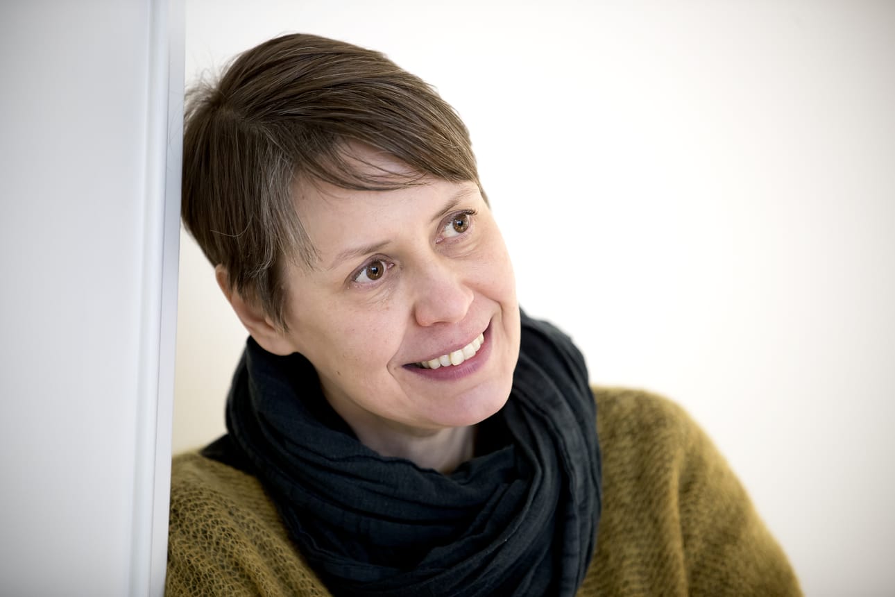 Arkkitehti Päivi Ahola on ohjannut huonekalujen muotoilua vierailevana opettajana.