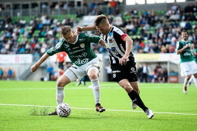 SJK:n Joonas Sundman ja VPS:n Sebastian Strandvall olivat toistensa kimpussa kesän derbyväännössä. KUVA: SAMPPA TOIVONEN