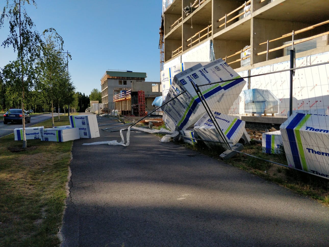 Tuuli kaatoi rakennustarvikkeita pyörätielle Ritaharjussa.