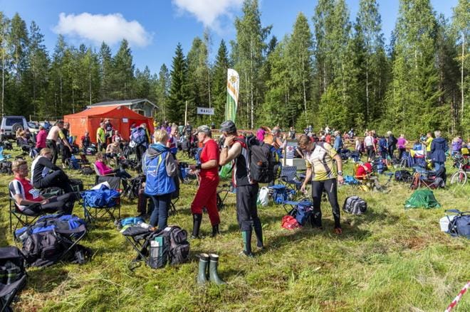 SM-suunnistuksen kisakeskuksen vilinässä ehdittiin nauttia myös kesäisestä säästä. KUVA: AARRE LÖYTÖMÄKI