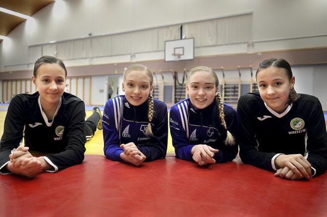 Vuonna 2003 syntyneet Veera Lehtimäki, Jutta Ala-Ranta, Ninna Ala-Ranta ja Vilma Lehtimäki nousivat ikäluokkansa vapaapainin maajoukkueryhmään. KUVAT: HEIKKI HAKANEN