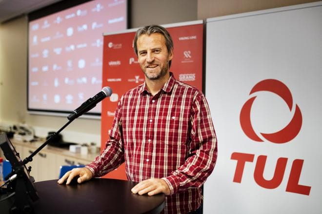 Tohtori Sami Kolamo puhui TUL:n järjestöväelle lauantaina Seinäjoella. Jalkapallotohtoriksikin sanottu Kolamo on tutkinut muun muassa FIFA:a. KUVA: KRISTA LUOMA