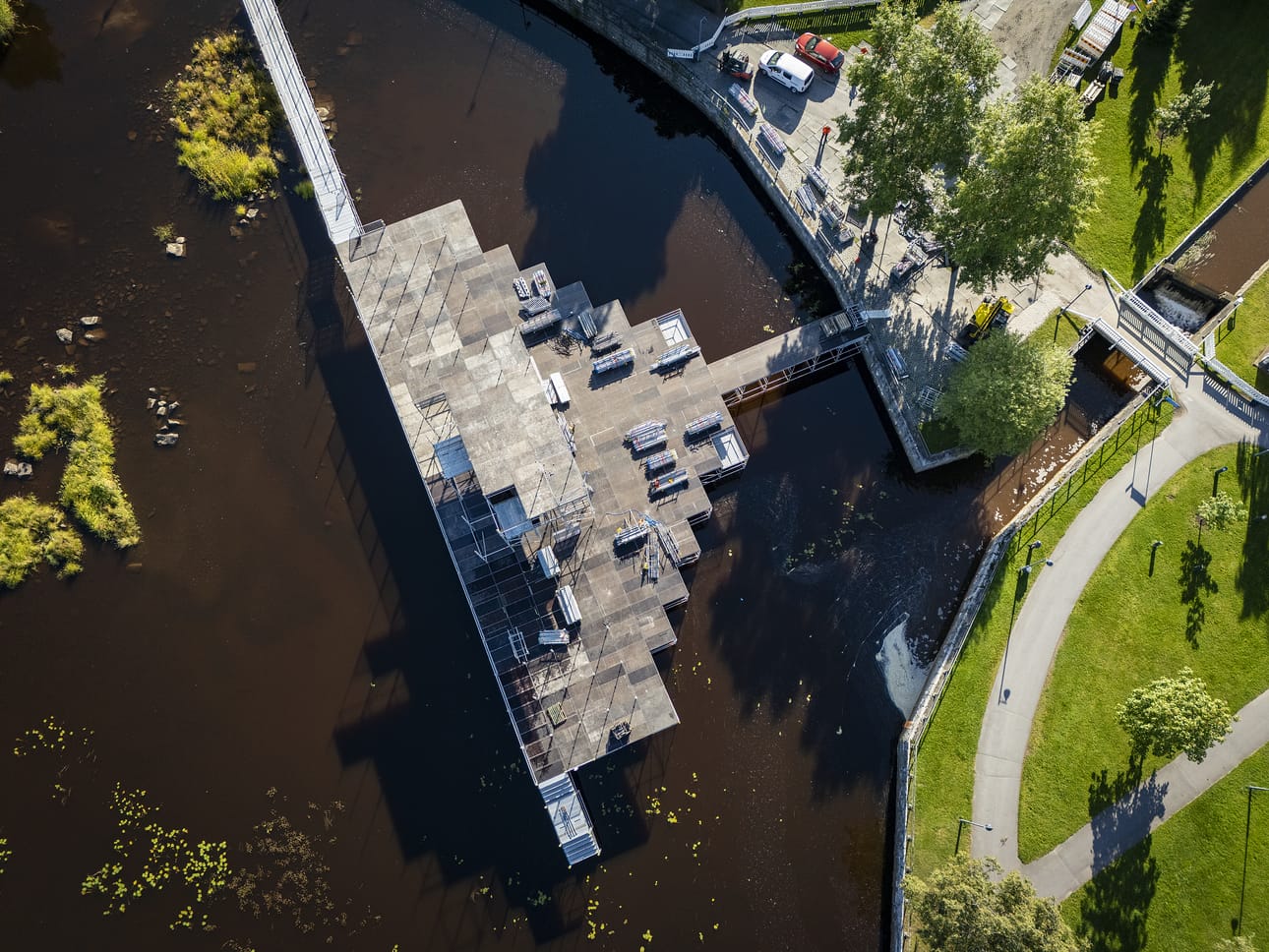 Delta Life -esiintymislava on rakennettu veden päälle. Kuva lavan rakennusvaiheesta. Lähellä olevat kevyen liikenteen väylät eivät ole käytössä esitysten aikana, koska alueella yleisö seuraa yleisöä.