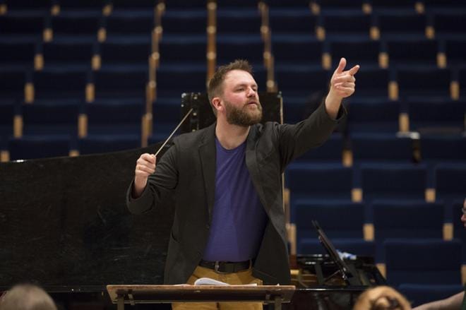 Tomas Djupsjöbacka johti Vaasan kaupunginorkesteria konsertissa. Djupsjöbacka valittiin kaupunginorkesterin uudeksi ylikapellimestariksi reilu vuosi sitten. Arkistokuva.