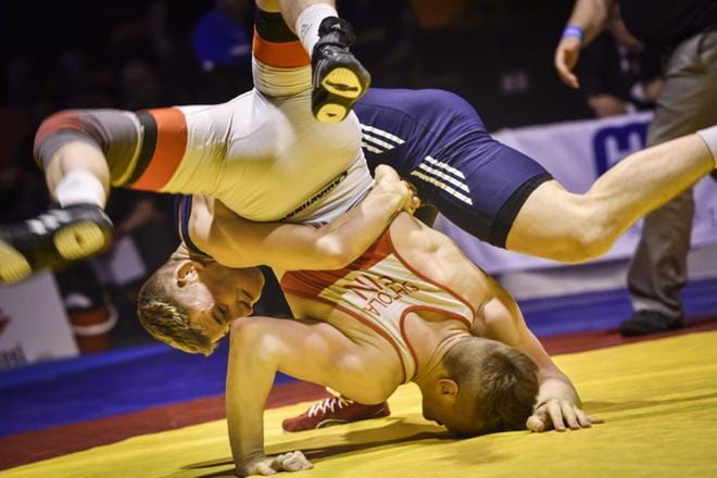 Vili Ropponen (sininen) voitti Markus Sihtolan 82 kg finaalissa kreikkalais-roomalaisen painin SM-kilpailuissa Helsingissä. Kuva Emmi Korhonen