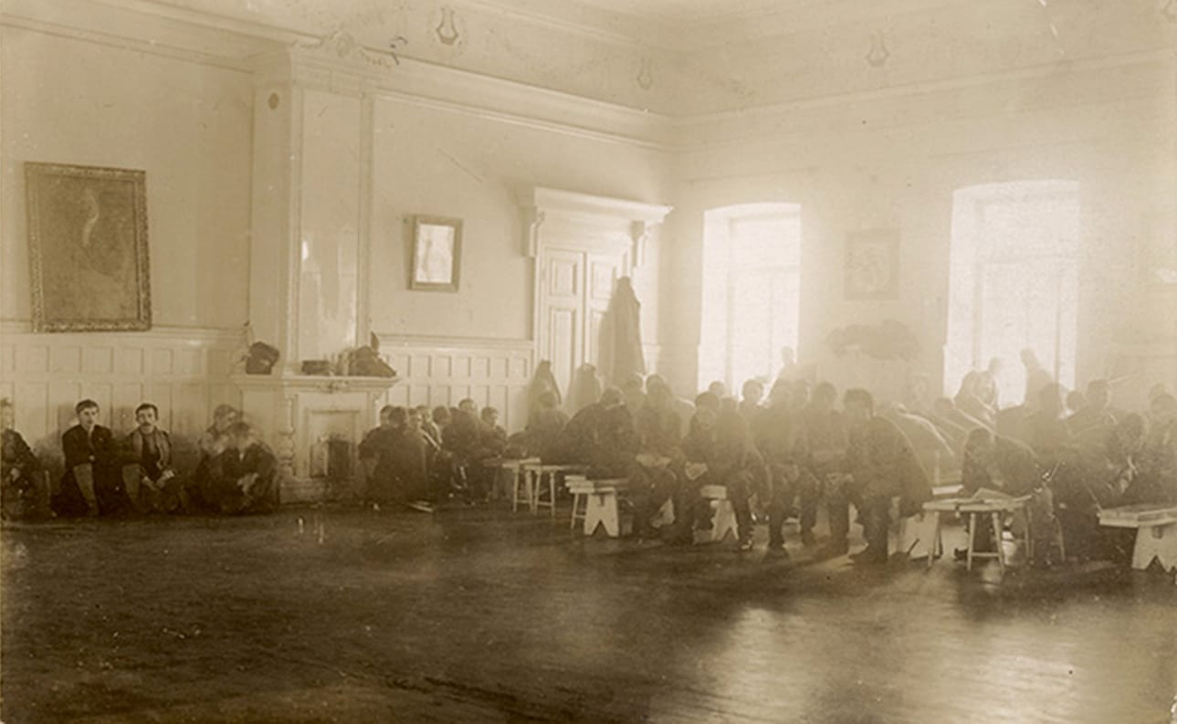 Vangittuja punakaartilaisia Oulun lyseolla 1918. Kuva: Pohjois-Pohjanmaan museo.