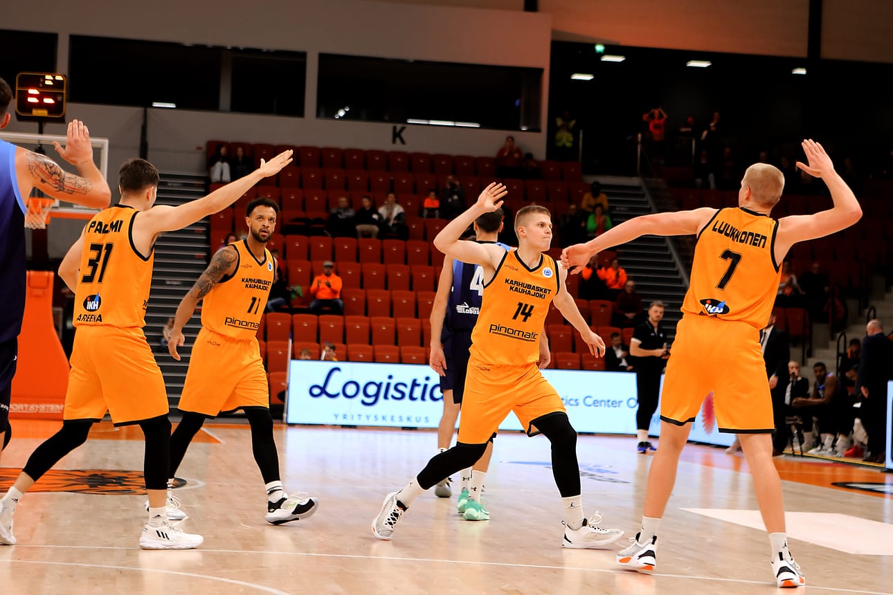 Karhu Basketin Topias Palmi (vas.), Shawn Hopkins, Oliver Kanden ja Eemi Luukkonen tuulettivat lauantaina voittoa Salon Vilppaasta. Kuva on arkistokuva, joka ei liity tutkintapyynnön poikineeseen tilanteeseen.