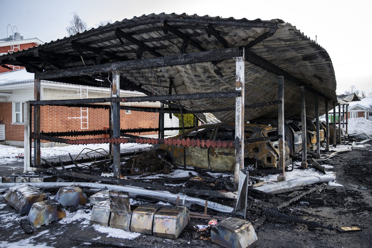 Autokatoksen katto romahti osittain autojen päälle, jotka paloivat pahoin.