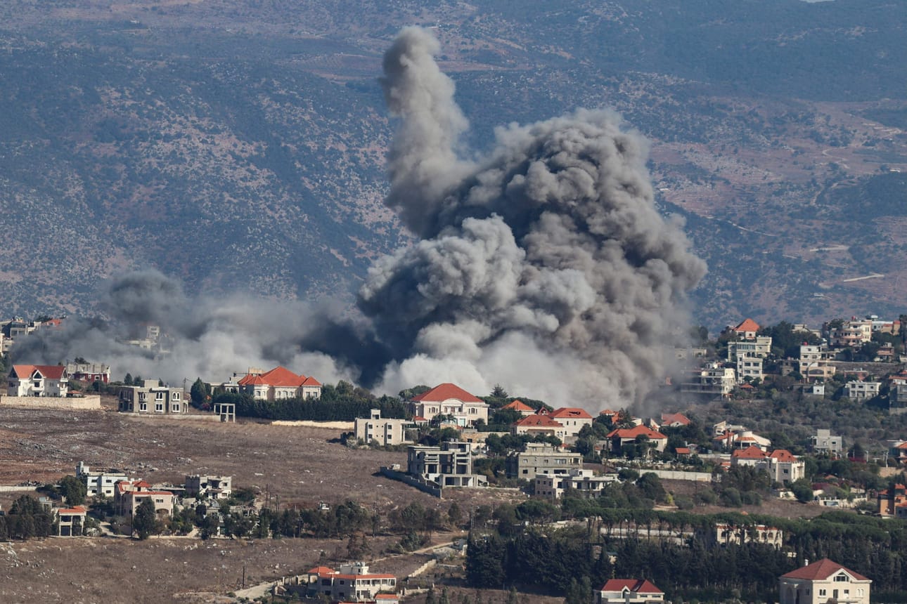 Israel on iskenyt voimakkaasti Libanoniin maanantaista lähtien. Kaikkiaan iskuissa on tällä viikolla kerrottu kuolleen satoja ihmisiä. LEHTIKUVA/AFP