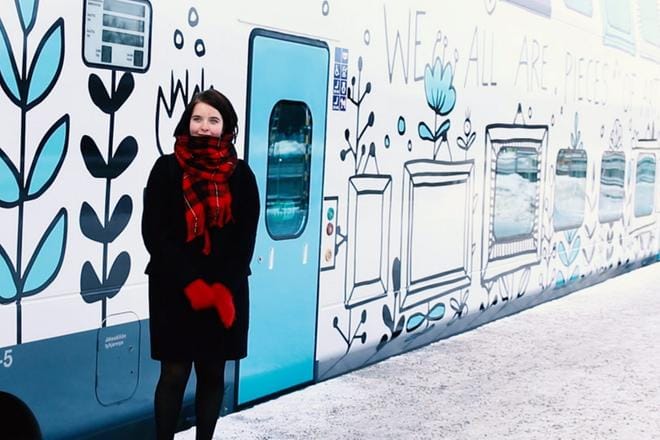 Vaasalainen Ida Österholm voitti VR:n Samassa junassa -kuvituskilpailun taideteoksellaan. Kuva: VR