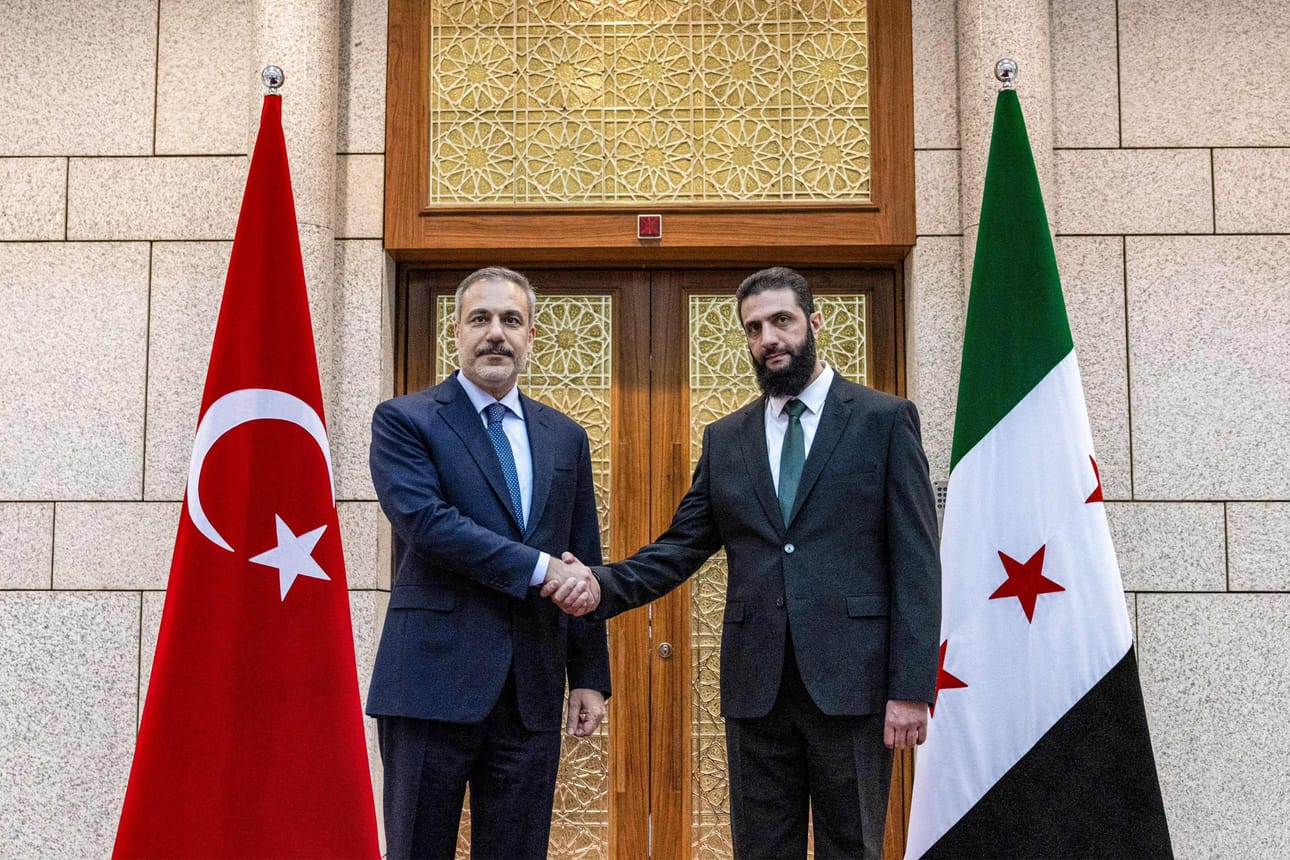 Turkin ulkoministeri Hakan Fidan ja Syyrian tuore johtaja Ahmed al-Sharaa Damaskoksessa. LEHTIKUVA/AFP