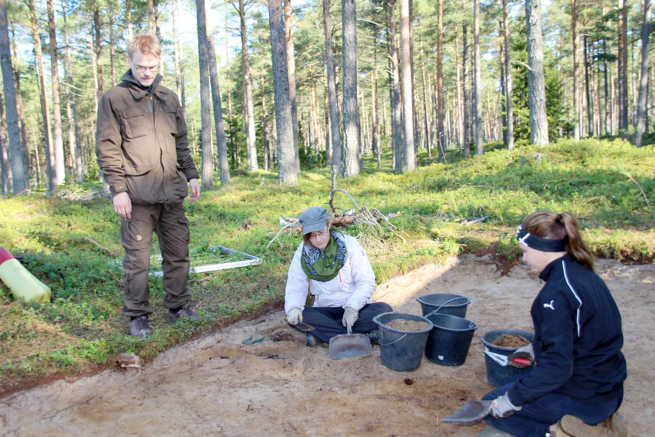 Jari-Matti Kuusela seuraa, mitä opiskelijat Marita Ruotsalainen ja Jasmin Ruotsalainen ottavat kaivaukselta talteen.