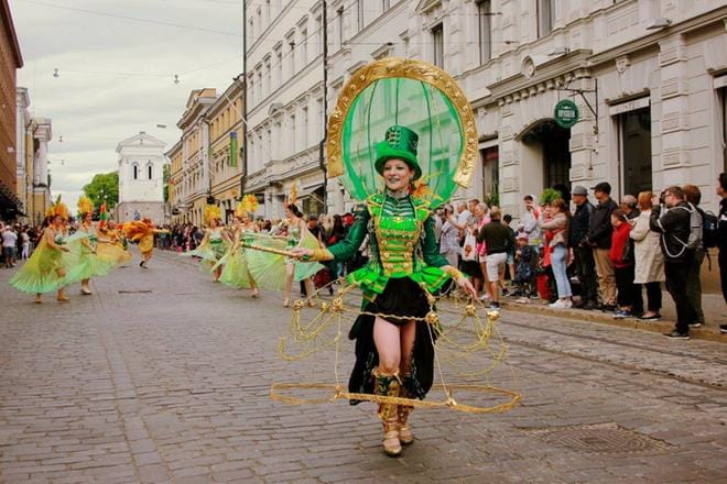 Seinäjoen Samba Tropical päihitti kaikki muut suomalaiset sambakoulut viime viikonloppuna Helsinki Samba Carnaval -tapahtumassa. Sanna Piirto näyttää samban mallia. Kuva: Sirke Sulinko