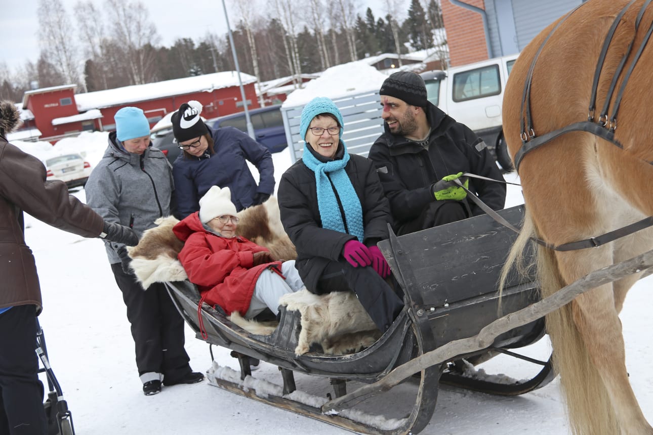 Hanski Määttä ohjasti rekiajelua. Maija ja Katri suunnistivat ajelulle iloisella mielellä.