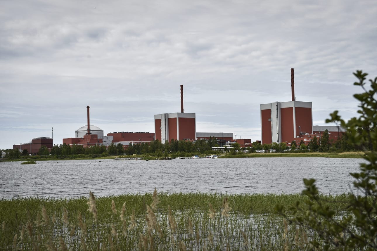 Olkiluodon kakkosreaktori (oik.) on ollut poissa käytöstä pian kolmen viikon ajan roottorin vikaannuttua. LEHTIKUVA / Emmi Korhonen