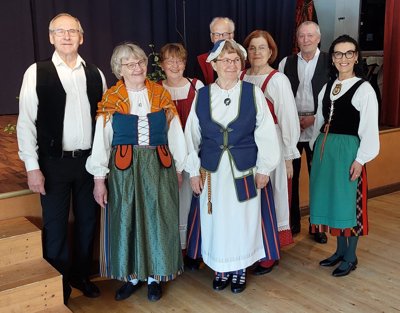 Iloiset tanssijat kulttuuritapahtumassa.