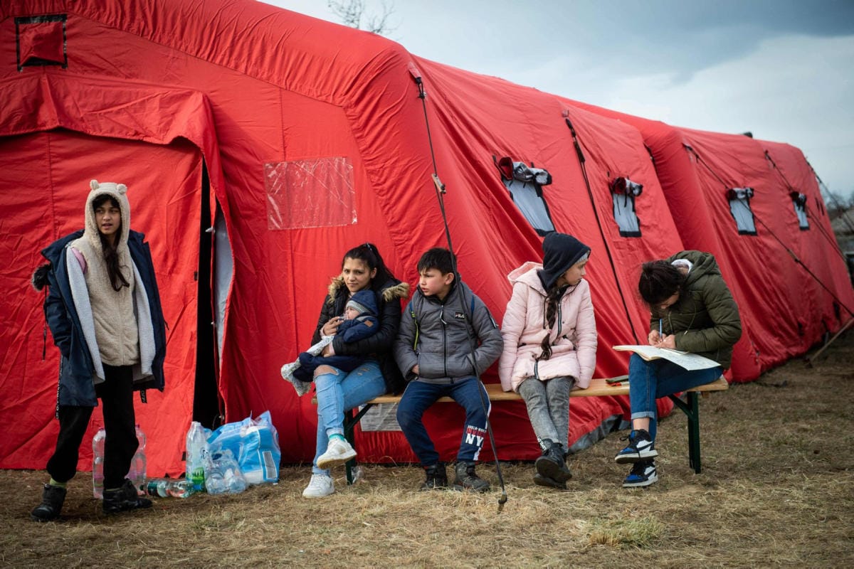 YK vetosi tiistaina pikaisen avun saamiseksi Ukrainaan. Kuvassa Ukrainasta paenneita ihmisiä Ukrainan ja Slovakian välisellä rajalla. LEHTIKUVA/AFP