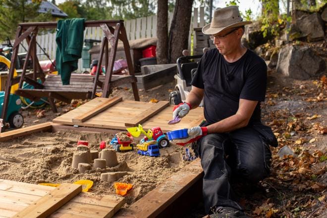 Neliosaisen hyväntekeväisyys-spinoffin ideana on, että Markku lähtee hätiin, kun jossain tarvitaan pikkuhommiin remppareiskaa. KUVA: Matti Salmijarvi
