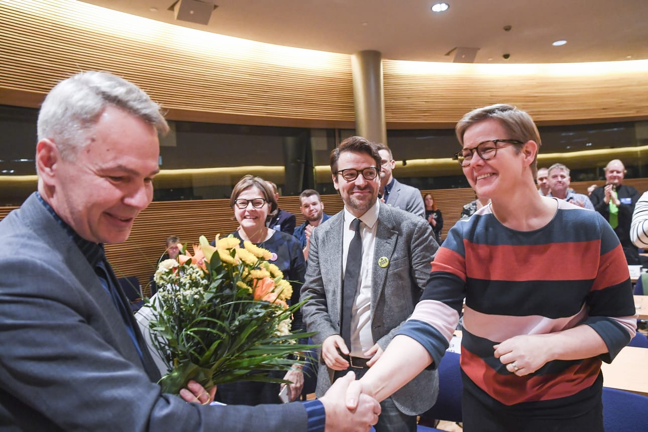 Vihreiden eduskuntaryhmän puheenjohtaja Krista Mikkonen onnitteli puheenjohtajaksi valittua Pekka Haavistoa. Europarlamentaarikko Heidi Hautala ja Toukoa Aaltoa ennen vihreitä johtanut Ville Niinistö olivat myös onnittelijoiden joukossa.