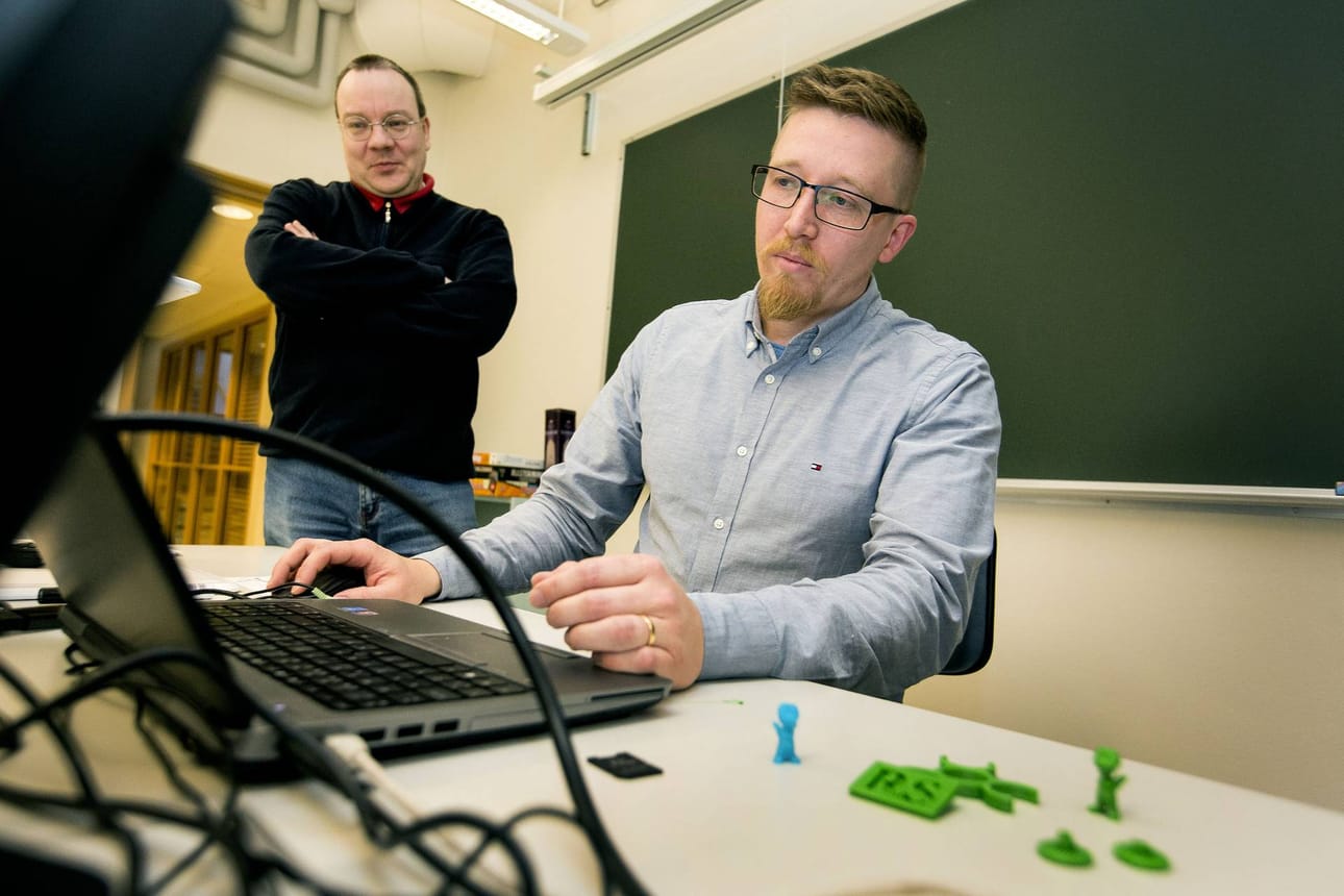 Saloisten koulun rehtori Pertti Bäckman on opetellut kevään ajan 3D-tulostimen käyttöä. Taustalla tilannetta seuraa tietotekniikka-asiantuntija Tomi Haarala.