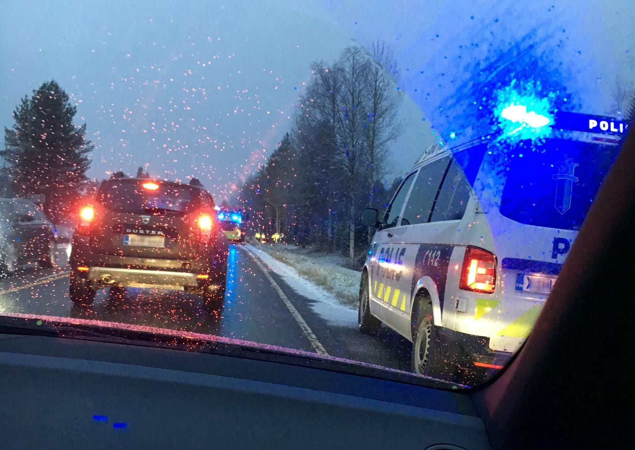 Yksi henkilö loukkaantui vakavasti ulosajossa kasitiellä perjantaiaamuna.