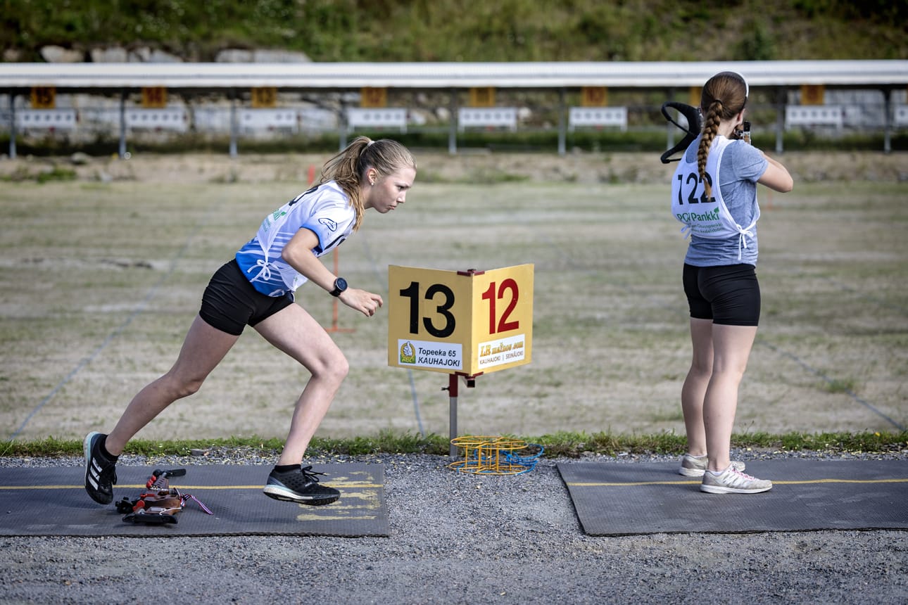 Seinäjoen Hiihtoseuran Fanni Äyrä (vasemmalla) voitti 16-vuotiaiden tyttöjen sarjassa pronssia.