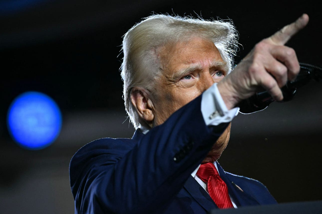 Jos Yhdysvaltain presidentti Donald Trump karkottaisi vaalilupaustensa mukaisesti miljoonia siirtolaisia, se ei pelkästään vaikuttaisi Yhdysvaltain talouteen, vaan olisi myös käytännössä hyvin kallis prosessi. LEHTIKUVA/AFP