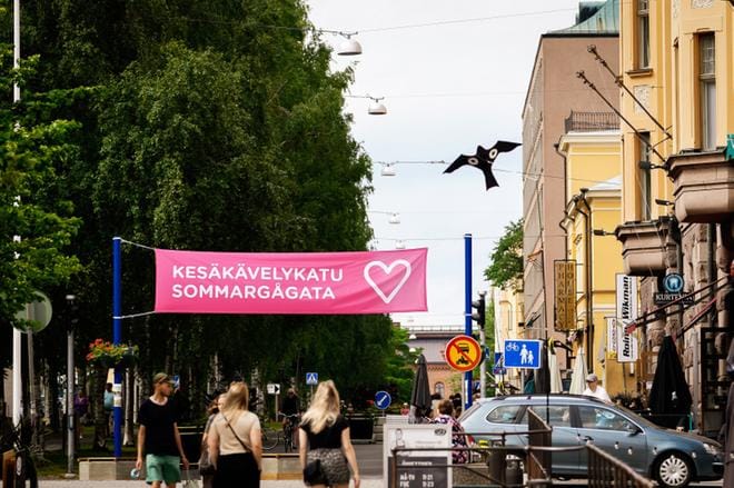 Hovioikeudenpuistikon joissain terasseilla käytetään linnunpelättimiä, joita linnut eivät vaikuta kuitenkaan pahemmin kavahtaa. Kuvat: Samppa Toivonen