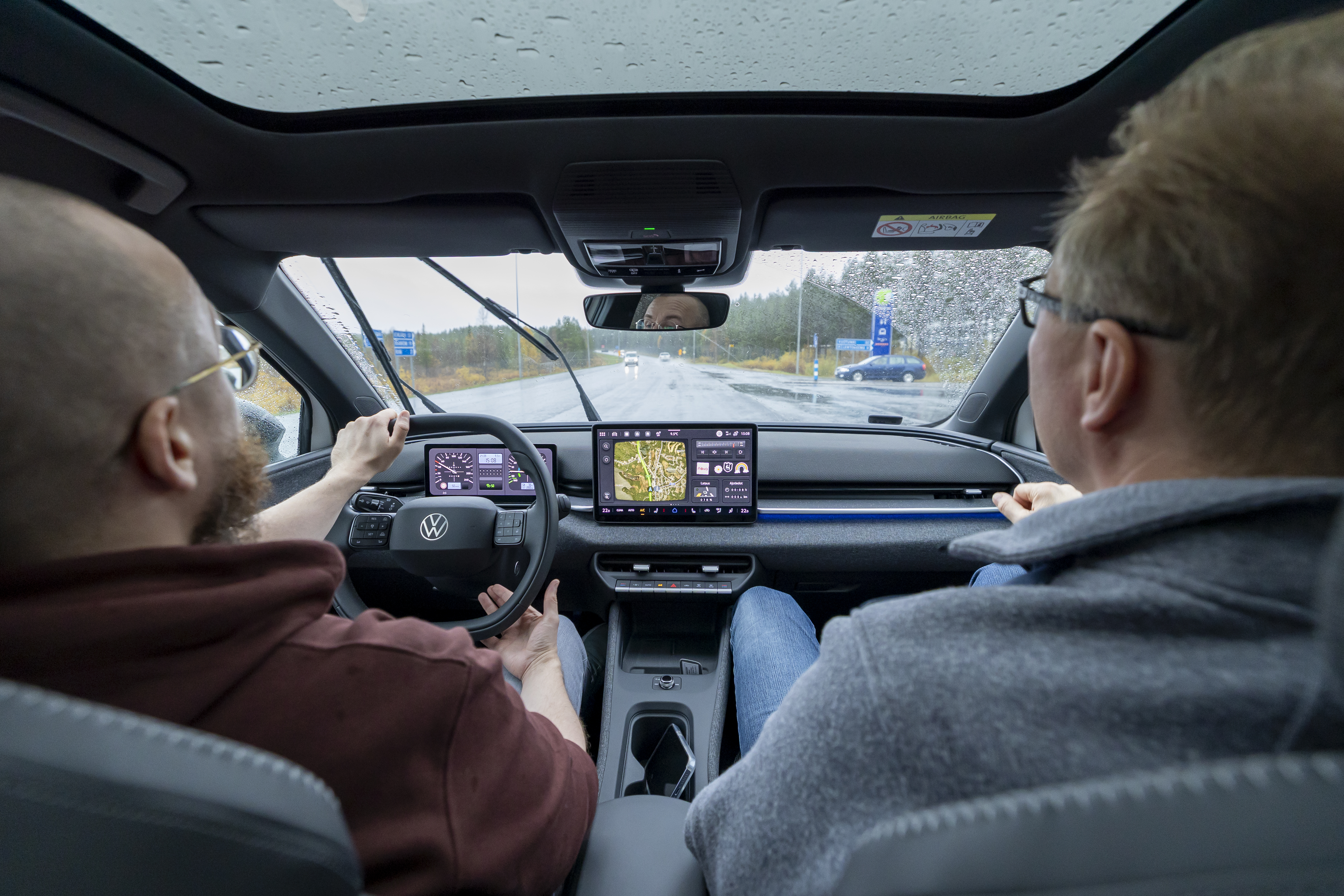 Onko mitään järkeä ostaa sähköautoa, jos ei ole omaa lataustolppaa? Kuusamolainen automyyjä vastaa sähköautoilukysymyksiin