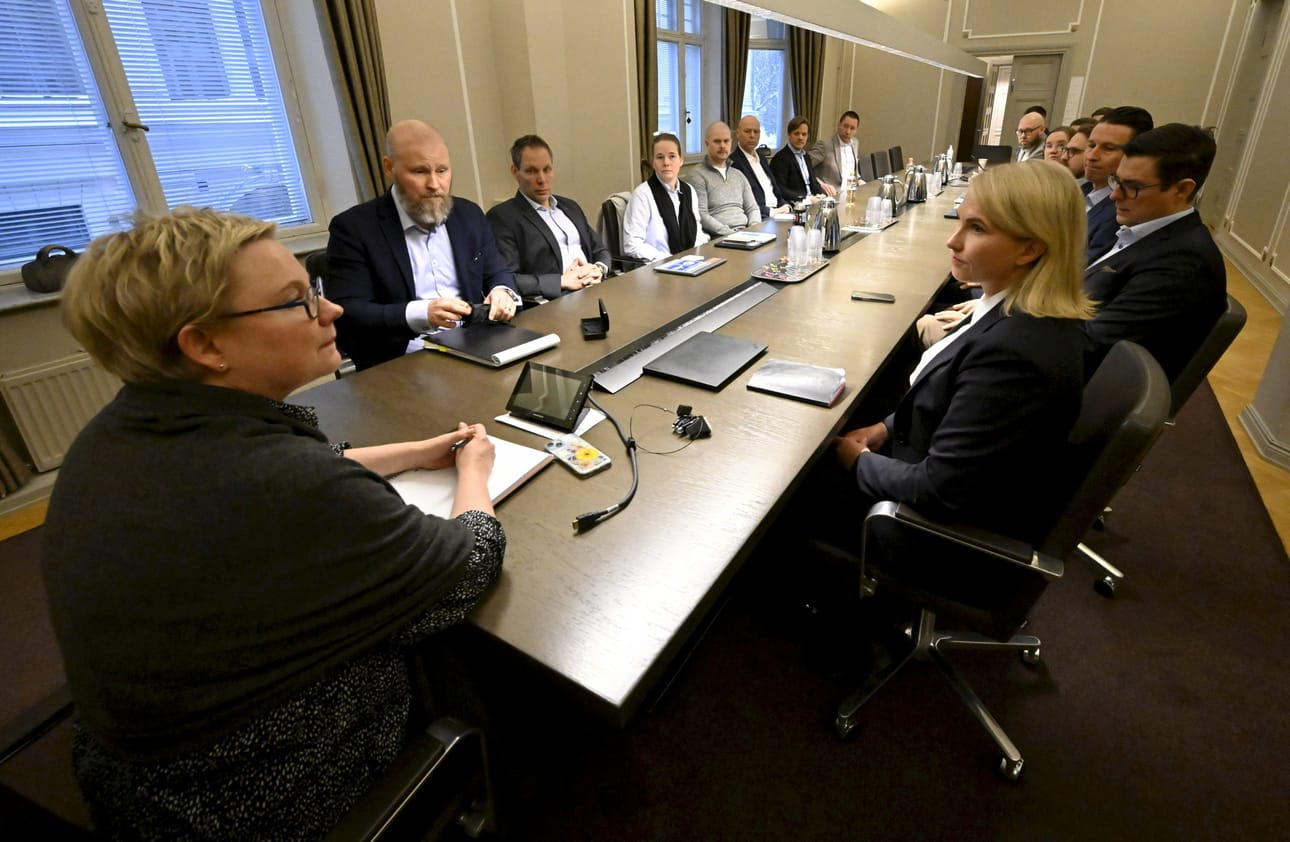 Lentäjiä edustava Suomen Liikennelentäjäliitto (edustajat kuvassa pöydän vasemmalla puolella) ja työnantajaa edustava Palvelualojen työnantajat Palta sovittelivat lakkoa valtakunnansovittelija Anu Sajavaran johdolla tiistaina. LEHTIKUVA / Markku Ulander