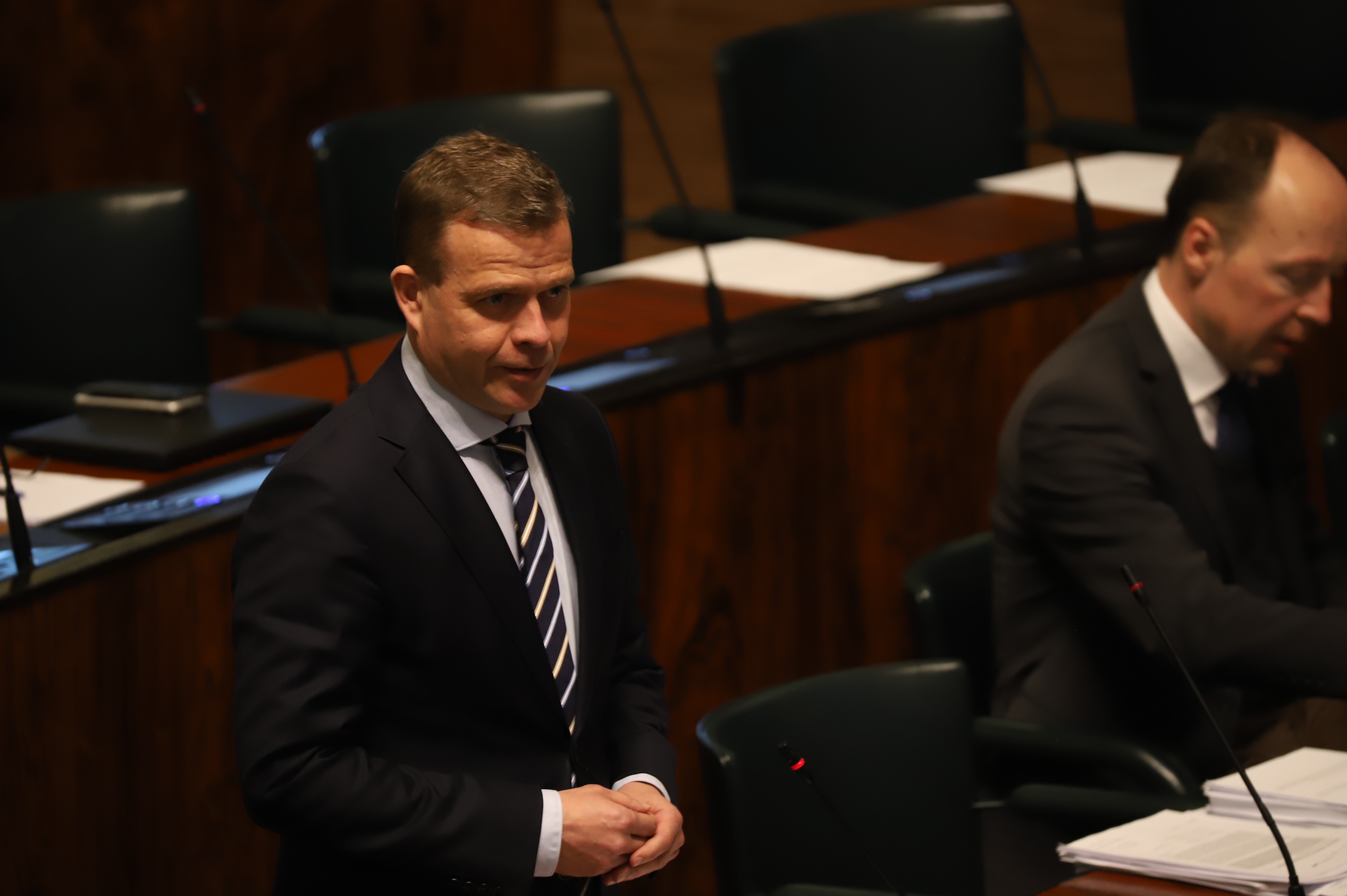 Kokoomuksen puheenjohtaja Petteri Orpo oli huolissaan siitä, hoitaako hallitus koronakriisiä riittävän hyvin. Orpon oikealla puolella perussuomalaisten puheenjohtaja Jussi Halla-aho.