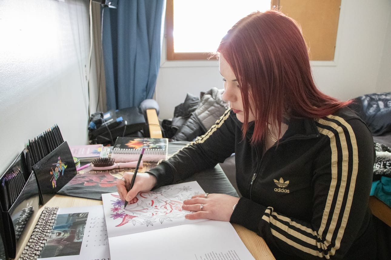 Kestilän naisvangeilla on käytössään omat huoneet, mutta he ihmettelevät avovankilan vajaakäyttöä, koska tulijoita heidän mielestään olisi. Roosa Valkonen kuluttaa aikaansa opintojen ohella timanttitöiden tekemiseen ja värityskuvien värittämiseen.