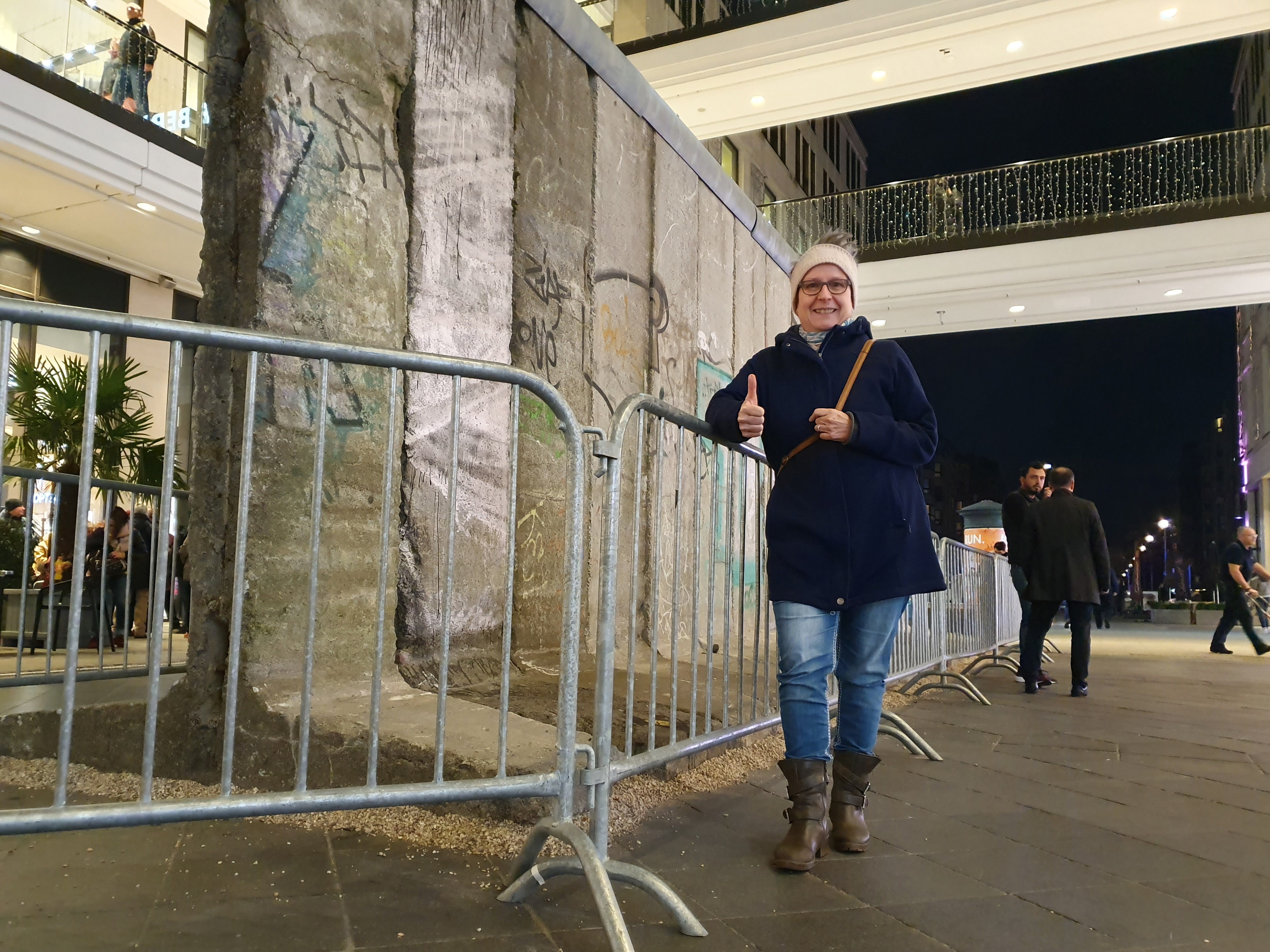 Berliiniläinen Gaby Kraft kertoo hakanneensa muuria alas muiden mukana 30 vuotta sitten. Muistoksi otetut palaset ovat vuosien kuluessa päässeet katoamaan.